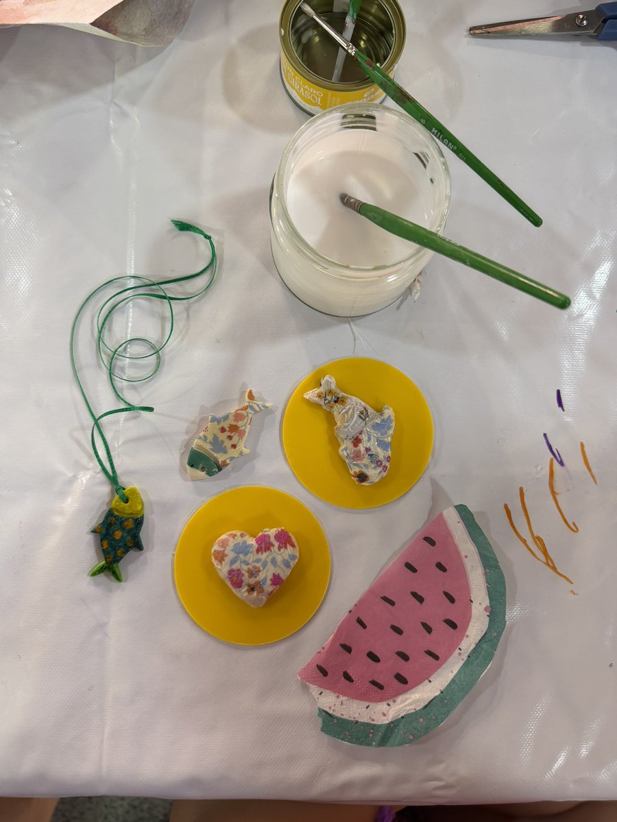 mercatdelesseps's tweet photo. ♻️ Creativitat i reciclatge al Mercat de Lesseps!

Així de bé ens ho vam passar creant ventalls i penjolls amb materials reciclats, de la mà de Xarxa Circular. 🙌

Tallers per aprendre, compartir i fer barri!

#FemBarri #MercatDeLesseps #MercatsDeBarcelona https://t.co/94XU4am4Up