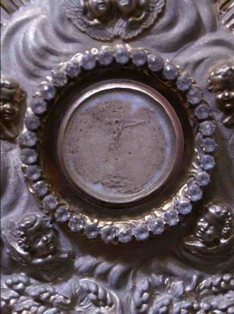 Auxiliumvolto's tweet photo. The Eucharistic Miracle at Douai and the Holy Face:

In 1254, during Holy Mass, a priest bent over to retrieve a fallen sacred host, which then miraculously levitated to the altar and then became the infant Jesus, to everyone’s amazement

Later, the bishop returned to investigate and encountered Our Lord as the Man of Sorrows, covered in blood and wearing the crown of thorns