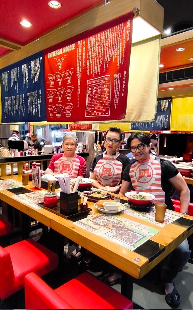 Dianerrick's tweet photo. Ramen with mom. 😋

#dianerrick #ramen  #dianepascual #marriedcouple #sweetcouple #夫妻 #derrickyu #chinoy #chineseactor #chineseactress #chinita #chinito #菲華演員會 #filipinochineseactor https://t.co/U4zv36jrZ0