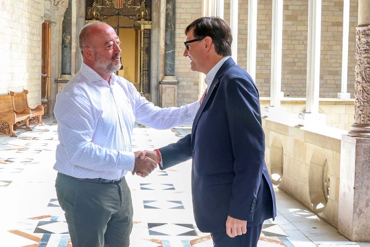collavella's tweet photo. Ahir ens vam reunir amb el president de la Generalitat, @salvadorilla, i la consellera de Cultura, @shalmodovar, per compartir la tasca, els projectes i els reptes de la Colla Vella.

#castells https://t.co/sOMLWFfk9z