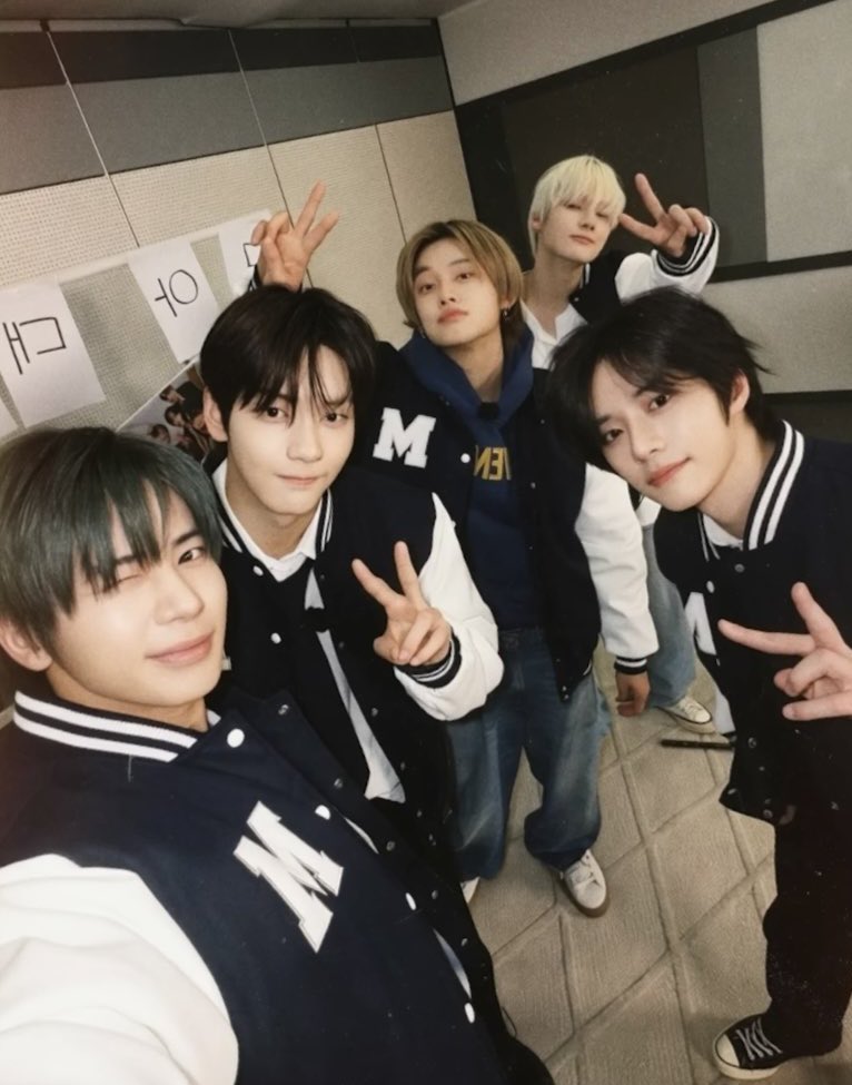 nnph09's tweet photo. WE WANT TXT CONCERT IN THAILAND 

โปรดมาจัดคอนเสิร์ฟที่ประเทศของฉัน และฉันจะเรียกพวกคุณทุกคนว่าสุดหล่อ หากพวกคุณอยากรู้ว่าใครหล่อสุดให้มาที่ไทย

#TXT_IN_THAILAND
#STEALTHEWINDINBKK
#TXT_TOUR_STEALTHEWIND_IN_BKK https://t.co/QltIBv5RTg
