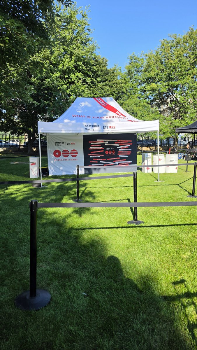 gomdorichick's tweet photo. Theres a samsung booth in chicago!!! https://t.co/E3EmTjKE8J