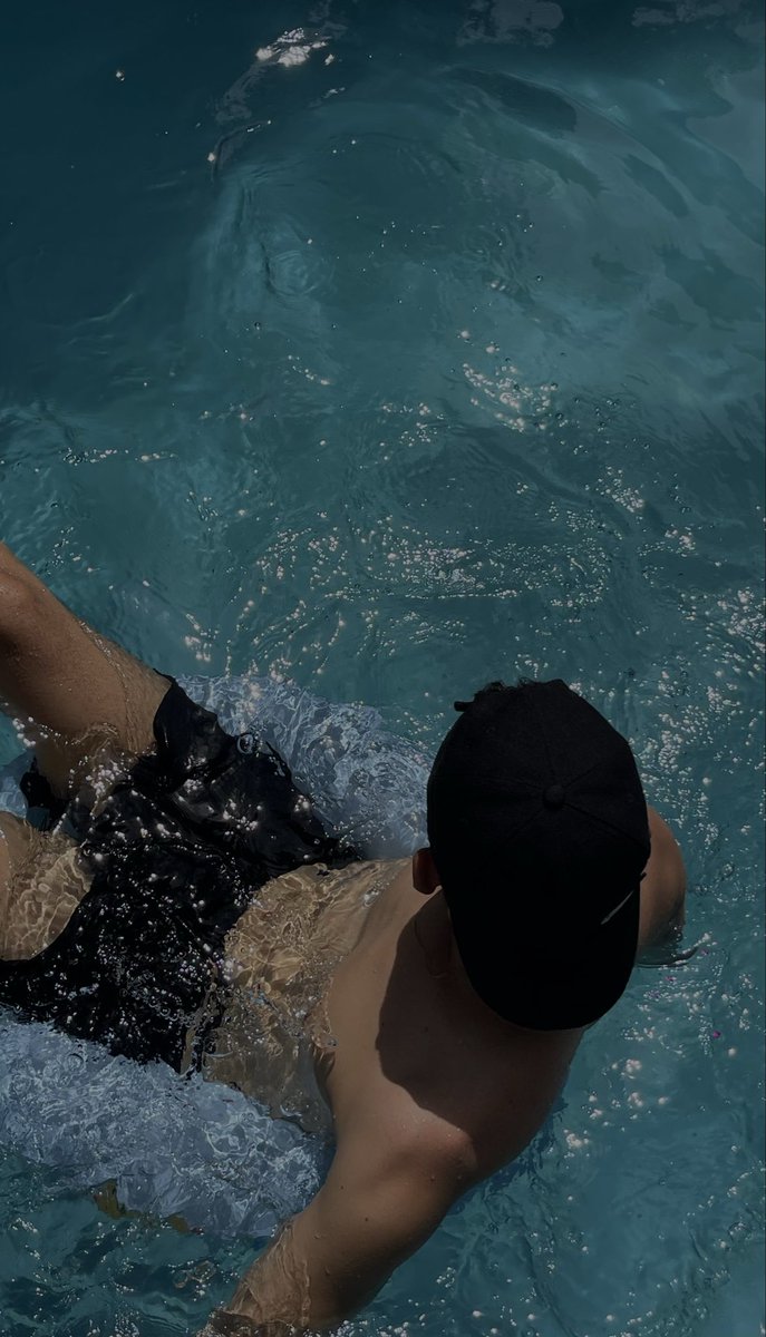 DeluqueMartin's tweet photo. El agua y yo así 🤞🏻🫧 https://t.co/hxbBFcgGLq