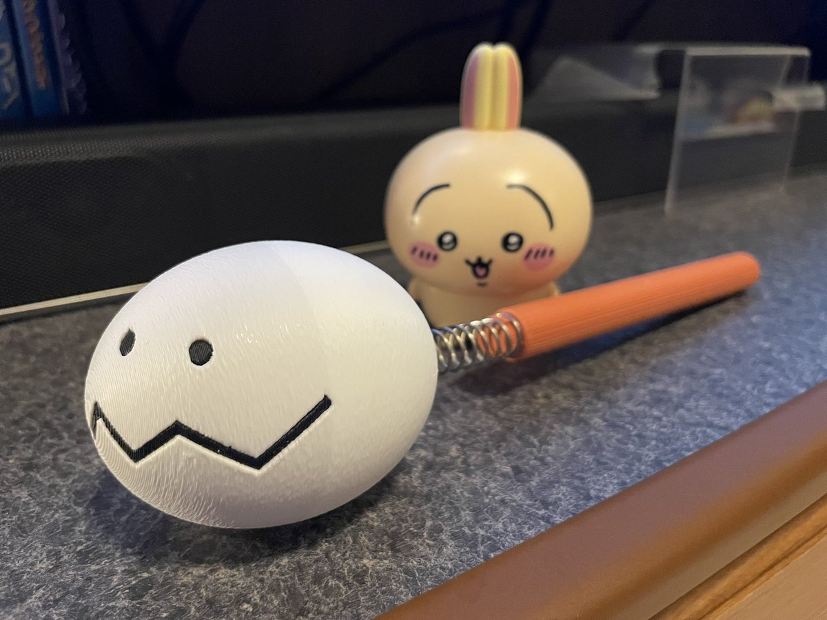 tora_dotcom's tweet photo. 夫がびんよよ好きすぎて3Dプリンターで自作😂なんとかなれーッ！ってはしゃいでる😇
せっかくなので我が家のハチワレとうさぎと共に撮影(🐰は気に入らなかったのか咥えてぶん投げてた笑)
#ちいかわ https://t.co/P4duwB7prq