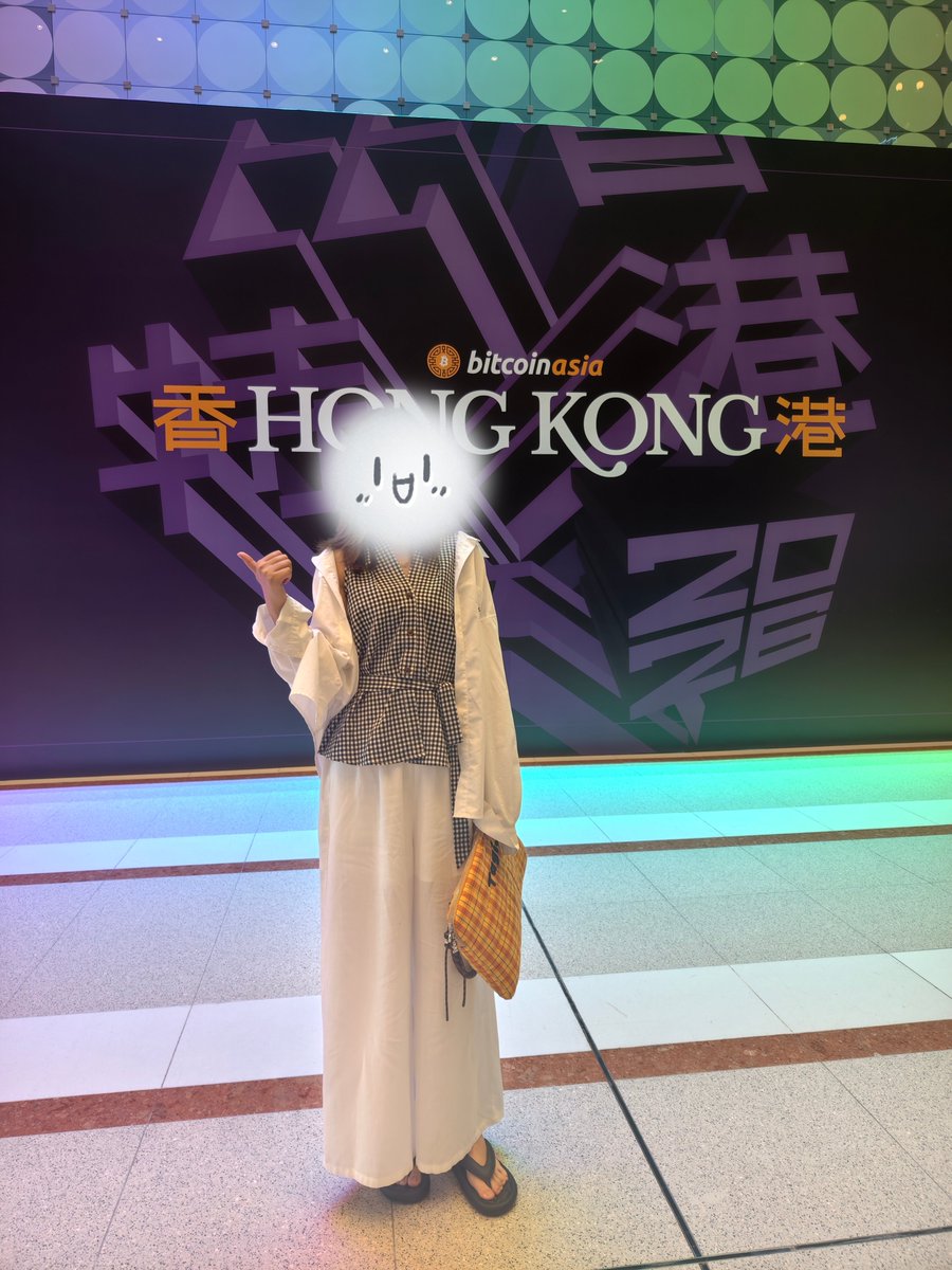 Suki_Cccc's tweet photo. 每次跑完线下会场，总会陷入一阵久久不散的亢奋。
 
夜深人静，躺在床上，脑海里不断复盘整日的所见、所闻、所谈。梳理当下可落地的合作，储备未来可深耕的人脉资源，也惊喜看见身边人的蜕变，同行的朋友褪去稚嫩，愈发沉稳老练，每个人都在行业浪潮中悄然迭代、持续成长。
 
市场永远潮起潮落，行情涨跌无常。周期起落是常态，低谷蓄力是必修课。愿漫漫长路我们共同进步！