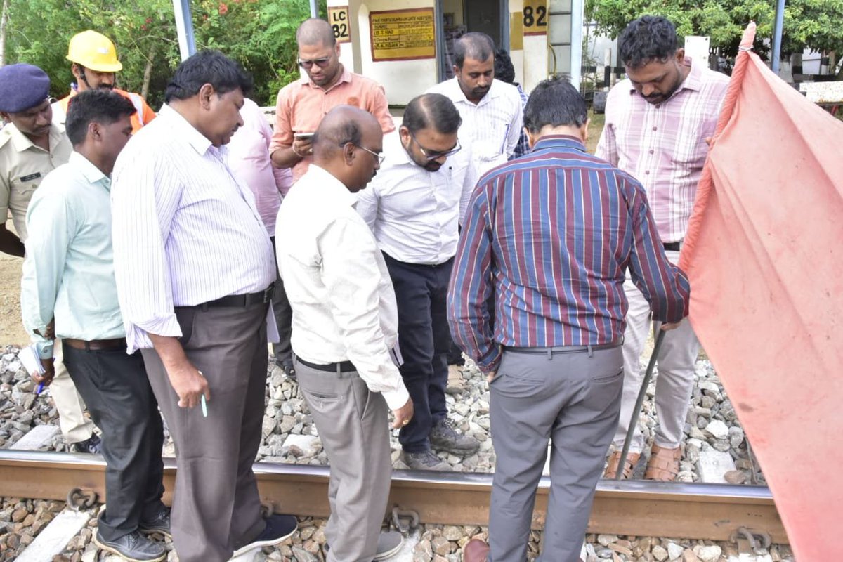 drmgtl's tweet photo. CS Gupta DRM/GTL Conducted a detailed inspection of LC No. 82 to assess safety, operational preparedness, and overall maintenance. Necessary instructions were issued to the concerned staff to ensure strict compliance with safety standards and prompt rectification of any deficiencies.
@SCoRAILWAYVSKP 
@RailMinIndia