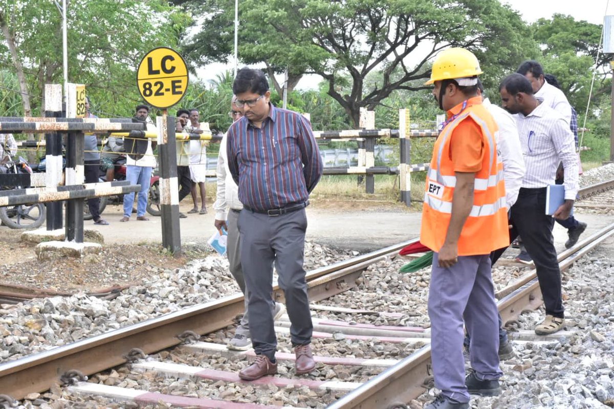 drmgtl's tweet photo. CS Gupta DRM/GTL Conducted a detailed inspection of LC No. 82 to assess safety, operational preparedness, and overall maintenance. Necessary instructions were issued to the concerned staff to ensure strict compliance with safety standards and prompt rectification of any deficiencies.
@SCoRAILWAYVSKP 
@RailMinIndia