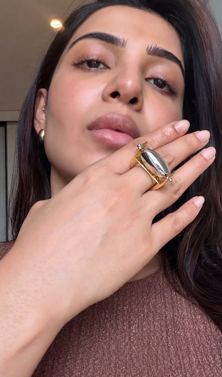 Offlinheart's tweet photo. That ring. Those lips. Samantha is pure temptation tonight 🥵🛐 https://t.co/psrB6DORMs