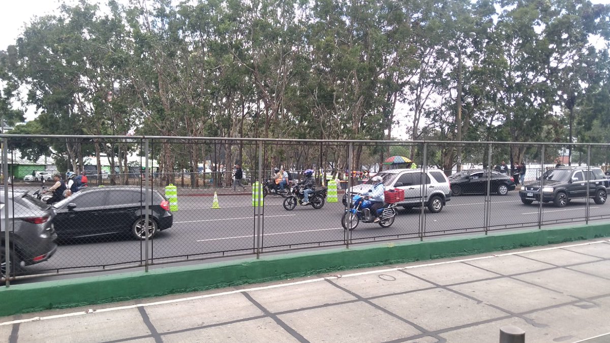 AlarmaTransito's tweet photo. #traficogt 🔴 CRÍTICO:
* Bulevar Liberación, zona 12, frente a Puentes Gemelos hacia El Obelisco: ataque armado deja conductor fallecido; carril cerrado.
* Desde la Bolívar hacia calzada Roosevelt con dirección al Obelisco: tránsito completamente congestionado. https://t.co/HbitOQAaSL