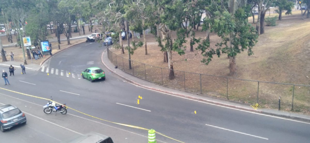 AlarmaTransito's tweet photo. #traficogt 🔴 CRÍTICO:
* Bulevar Liberación, zona 12, frente a Puentes Gemelos hacia El Obelisco: ataque armado deja conductor fallecido; carril cerrado.
* Desde la Bolívar hacia calzada Roosevelt con dirección al Obelisco: tránsito completamente congestionado. https://t.co/HbitOQAaSL