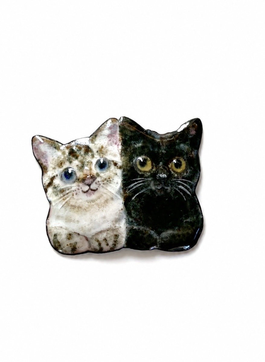 naturalleaf2's tweet photo. NO.377  黒猫とシャムトラ猫

#七宝焼き　 #enamel    #黒猫　#blackcat  #シャムトラ猫　#tabbypointcat   #まめまめ舎 https://t.co/8LlnyUXwHe