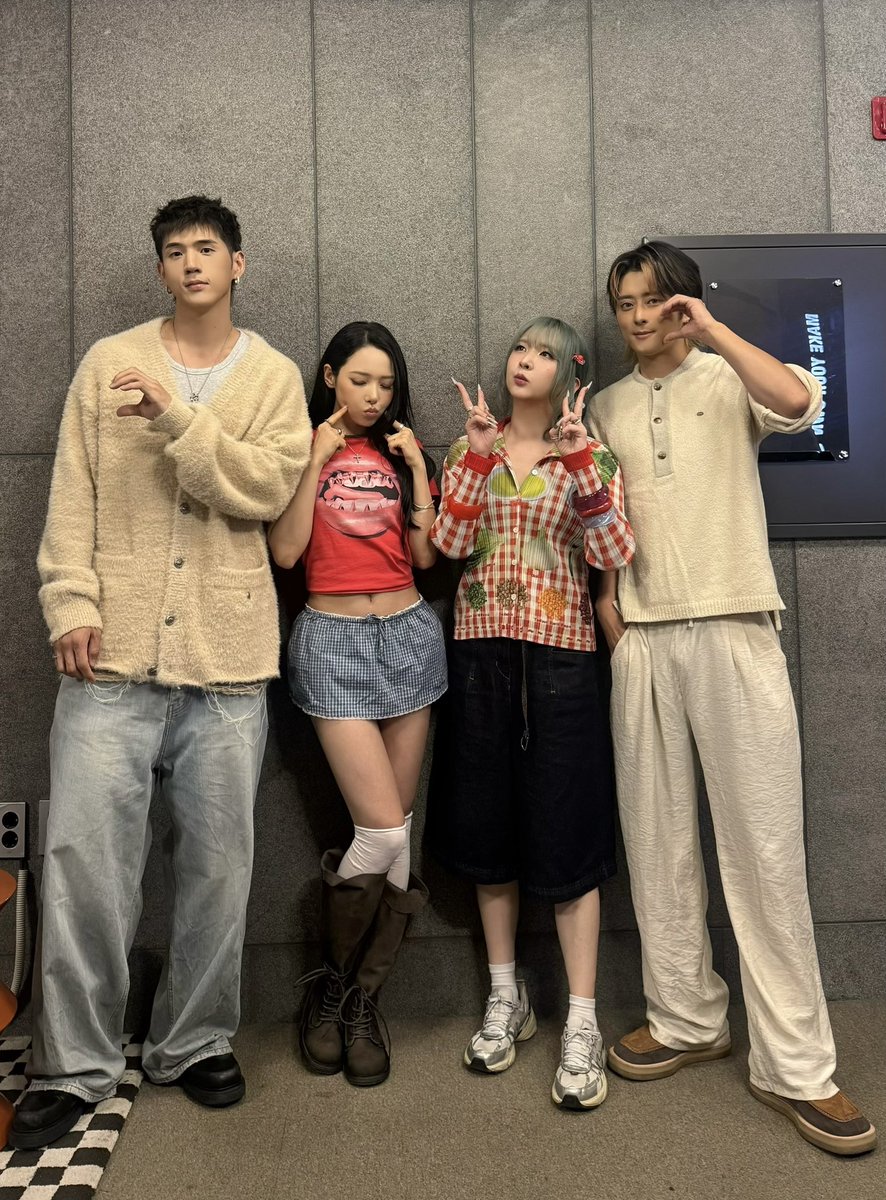 KARD_Official's tweet photo. [📷]
260827 MAKESTAR 팬사인회

#KARD #카드
#BackToLife https://t.co/K7wWWOqOuG