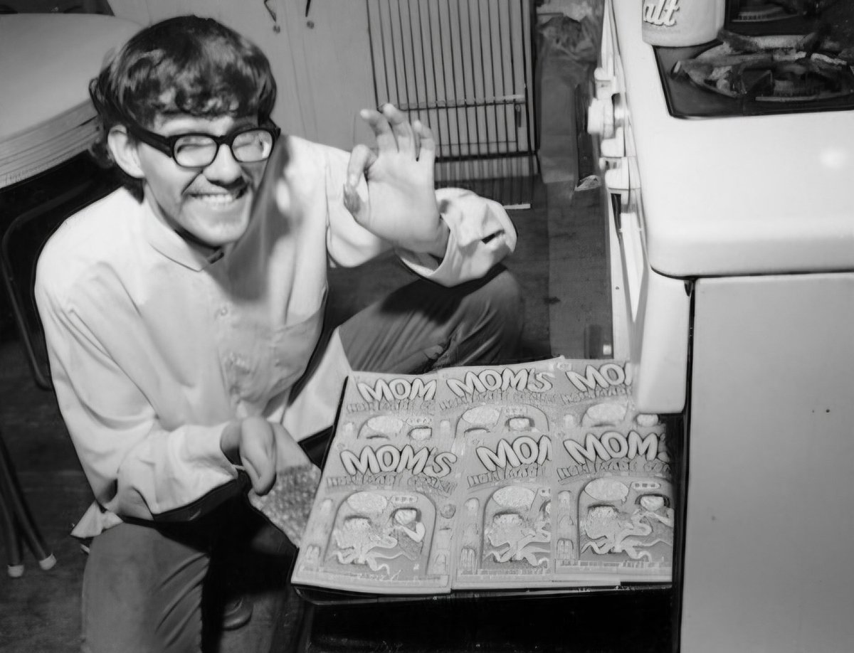 blaksheepno1's tweet photo. Happy birthday to Eisner Hall of Famer, Krupp Comics Works/Kitchen Sink Press and The Comic Book Legal Defense Fund founder, underground Comix pioneer, Denis Kitchen. https://t.co/JZLot2AN4d