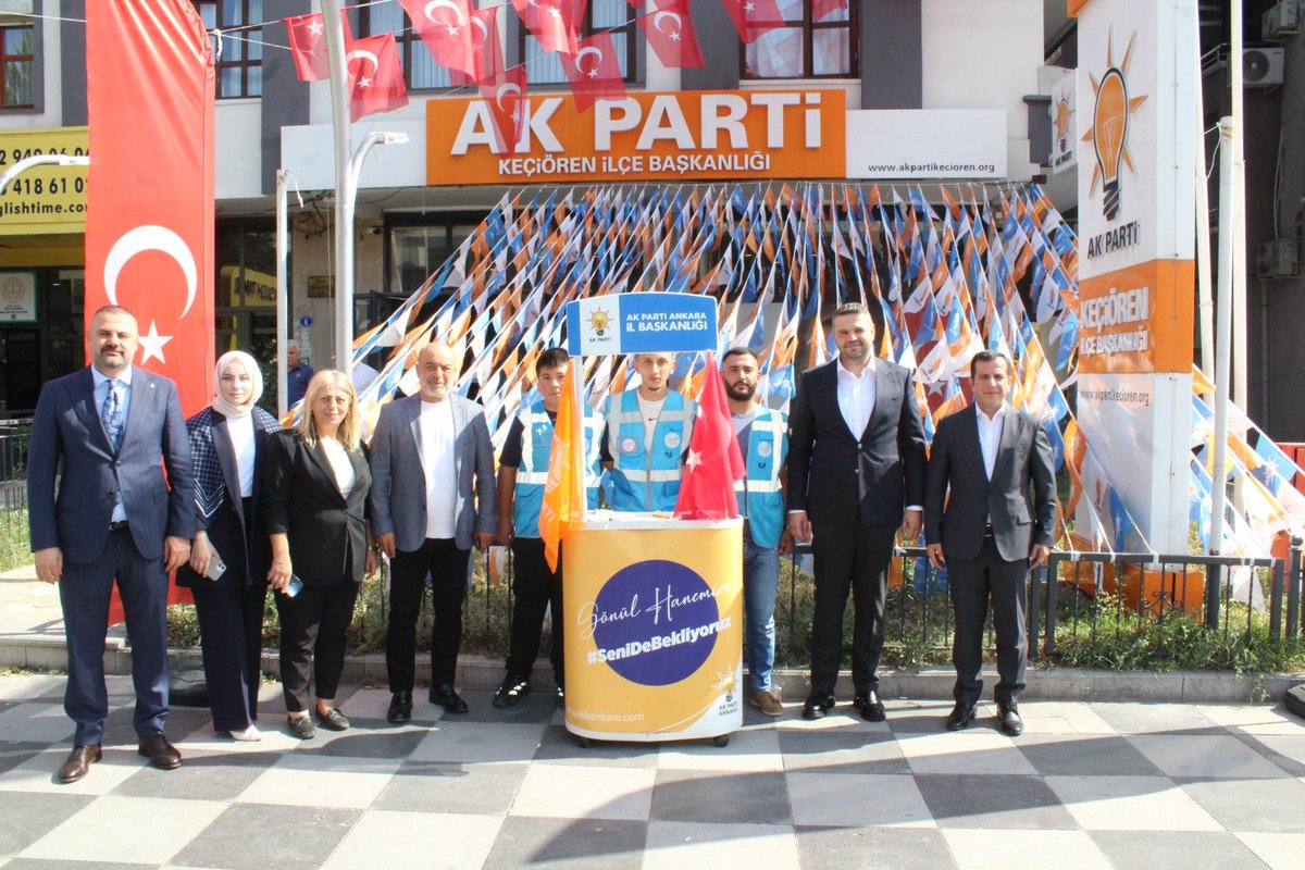 AkKeciorenResmi's tweet photo. İlçe Başkanımız Sayın Ömer Faruk İslam, Yürütme ve Yönetim Kurulu Üyelerimiz ile birlikte, üye standı çalışması gerçekleştiren Gençlik Kollarındaki kardeşlerimizi ziyaret etti.

“Gücümüz teşkilatımızdan, enerjimiz gençlerimizden!” 🇹🇷

Birlik, samimiyet ve gayretle; daha güçlü yarınlara hep birlikte.

@RTErdogan 
@hakanhanozcan 
@erhansarigol
@AkpartiAnkara 
@omerfarukislam
@AkgencKecioren