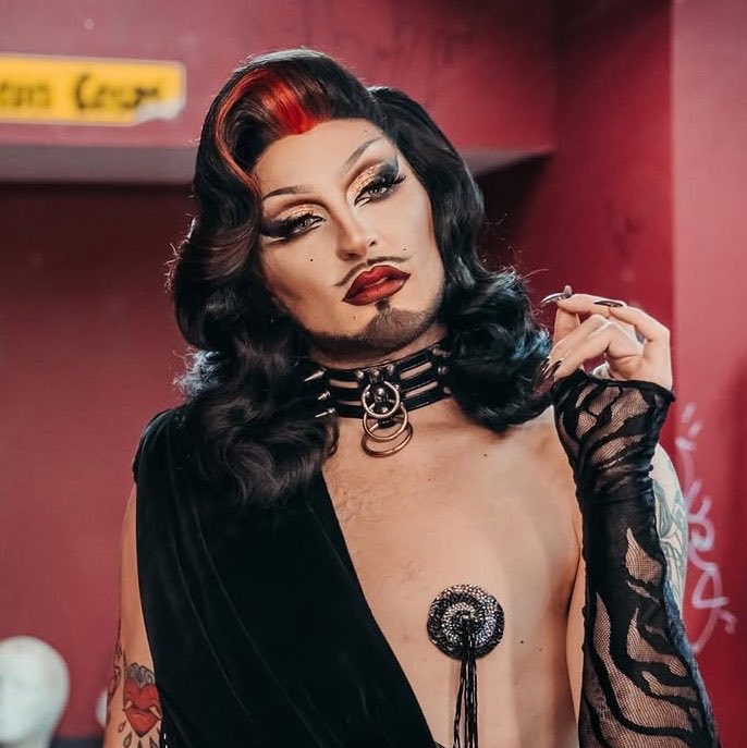 CloeHartt's tweet photo. “En plan o haces drag pa parecer una muñeca bien montada o no lo hagas pero no quiero ver a un manolo”… decir esto cuando existen drags barbudas q lucen así… pues eres una cateta q quieres que te diga https://t.co/rUzPtqrvRb