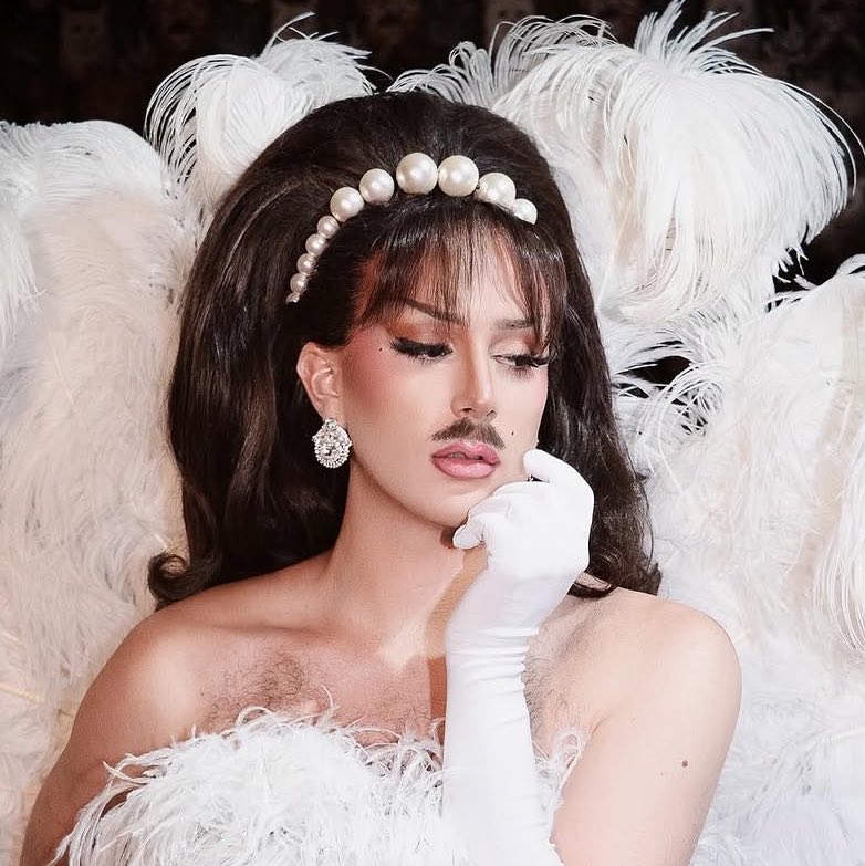 CloeHartt's tweet photo. “En plan o haces drag pa parecer una muñeca bien montada o no lo hagas pero no quiero ver a un manolo”… decir esto cuando existen drags barbudas q lucen así… pues eres una cateta q quieres que te diga https://t.co/rUzPtqrvRb