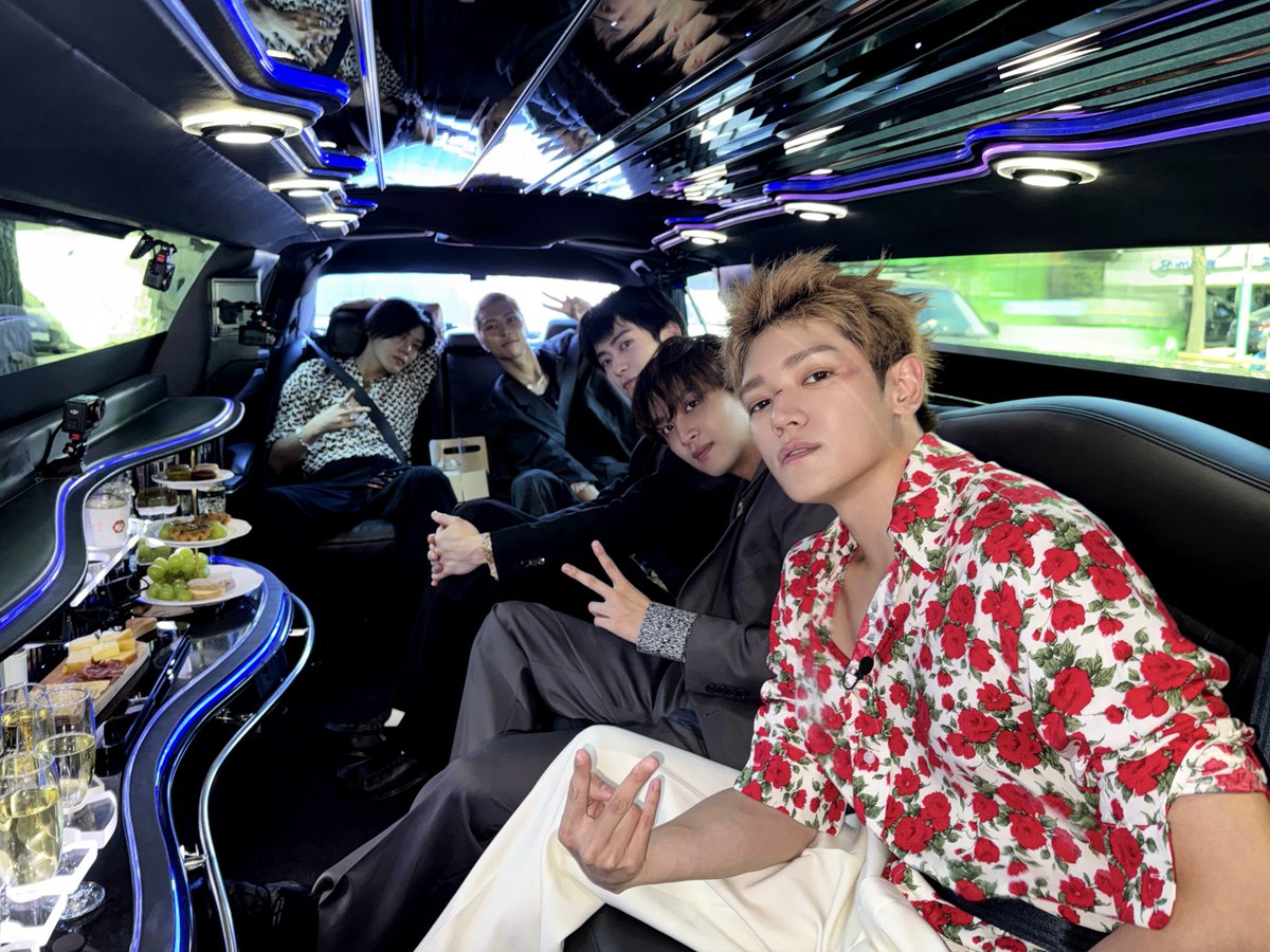 NCTsmtown_127's tweet photo. 127 전성시대

EVERYTHING, ALL AT ONCE, NEO
https://t.co/vkFUnwHeM8 

#떴다우리칠 #127VIBE #일이칠바이브
#NCT127 #Blingy 
#NCT127_Blingy
#NCT_10TH_ANNIVERSARY https://t.co/4U4tqVaz9f