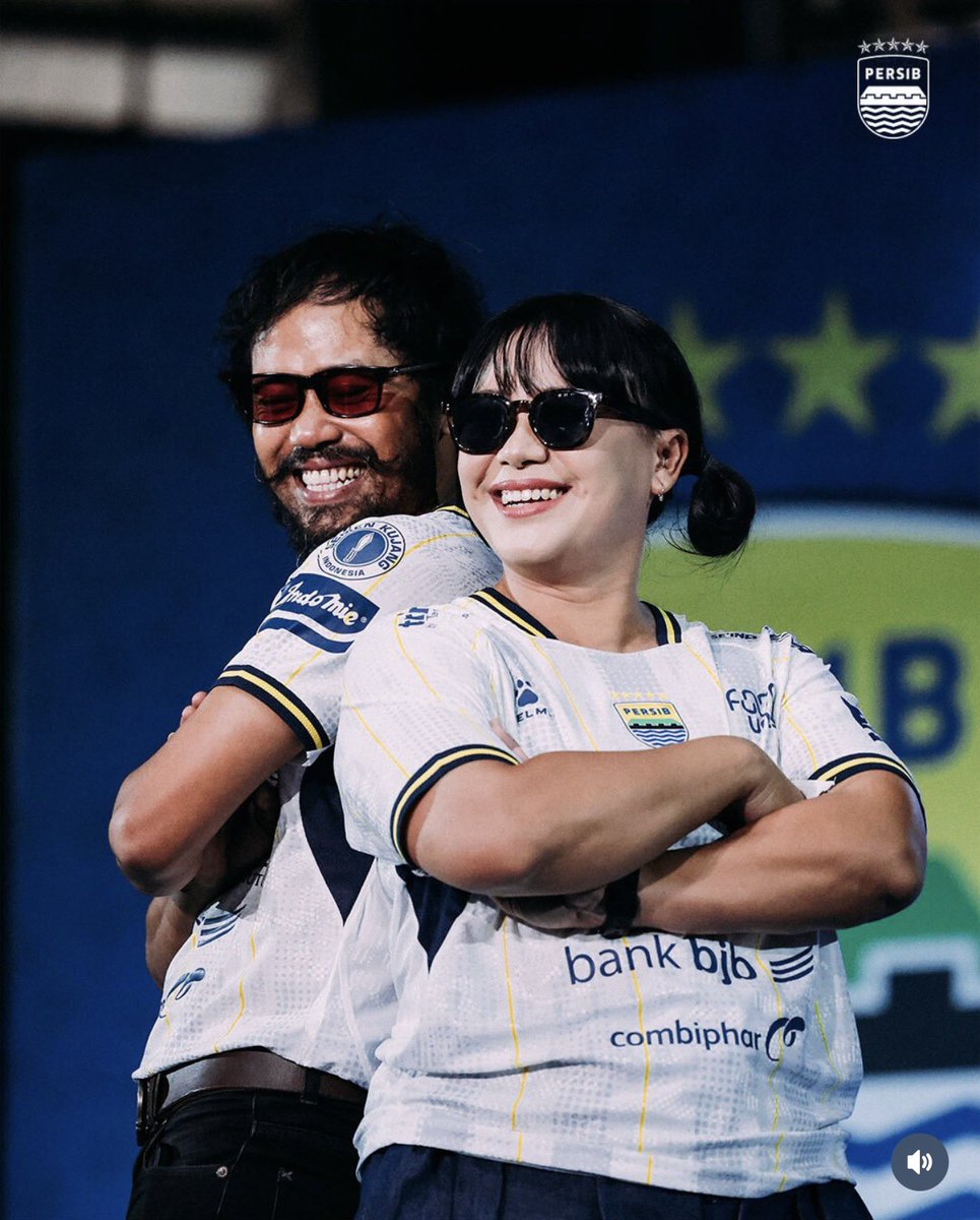 jastairvine's tweet photo. Illustrator memang banyak, yang lebih hebat juga banyak banget, apalah aku ini yang hanya remahan ranginang.

Tapi illustrator yang masuk tipi pake jersey @persib cuma saya 🙂‍↔️

Legeg dulu ah, biasana tara 🙏😂

@officialvpc gas sini lah, collab lagi yuk!! https://t.co/YTNzMkvJud