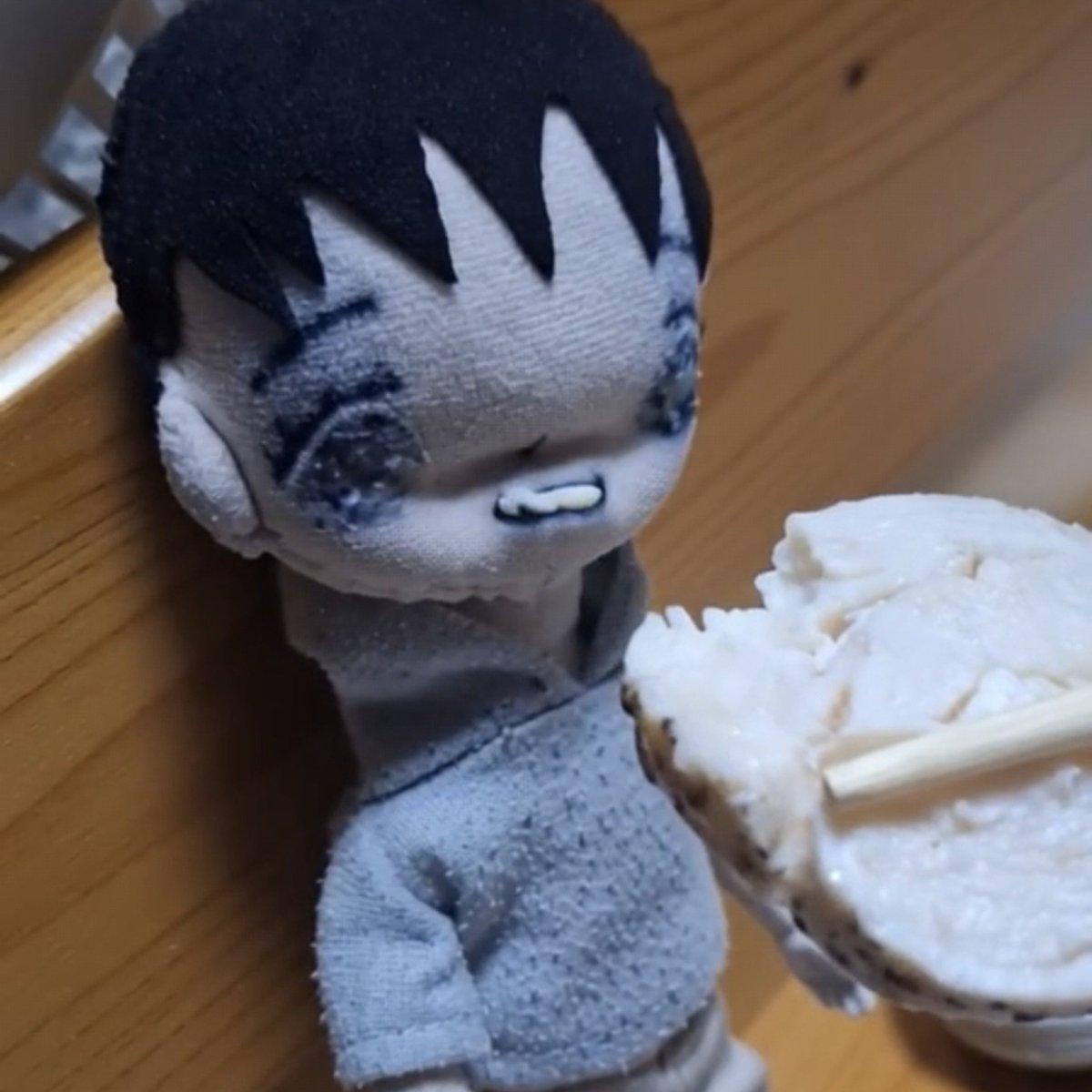 mi_a_ao_family's tweet photo. 正直、最近旦那が...気持ち悪い。

そもそもいちいち言わなかったけど、食べる時によく顔を引っ込ませる時点で人間離れしてると思ってたし、今日なんて落ちてる小蟹の死骸食べてたし。
急に来てってカーテンの前に連れられたと思ったら愛の儀式始めてきたし。

プレゼントが顔写真のマグカップって... https://t.co/5BXt8WWy00