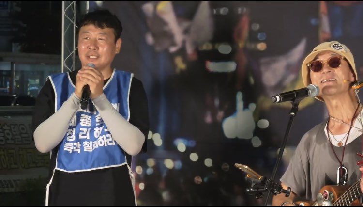 JINSUK_85's tweet photo. 영화 ‘암살’에서
전지현은 총알을 장전하며 말한다
“알려줘야 해.누군가는 계속 싸우고 있다고”
오늘은 노래하며,계속 싸우고 있다는 걸
알린 박준동지와  세종호텔 동지들과
연대동지들
노래하는 고진수는 담담한데
나는 울컥한다.
(영상 스튜디오 알) https://t.co/KU732bwUG4