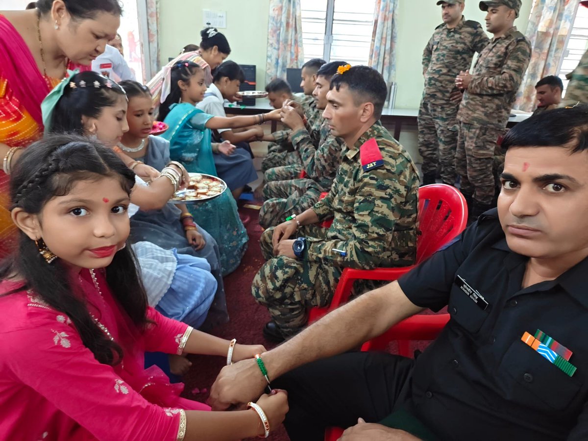 UBArea_IA's tweet photo. 🇮🇳 ONE RAKHI. ONE PROMISE. ONE NATION.

What happens when tiny hands tie a thread around the wrists of India’s defenders? A bond stronger than blood is born.

At Army Public School, Bareilly, little angels tied Rakhis to Indian Army soldiers — turning a simple thread into a powerful pledge of love, gratitude and protection.

This Raksha Bandhan, they didn’t just celebrate a festival. They saluted the warriors who stand between the Nation and every threat.

The bond is emotional. The resolve is unbreakable. Jai Hind!

#RakshaBandhan #रक्षाबंधन #RakhiForSoldiers #सैनिकोंकीराखी #APSBareilly #ArmyPublicSchool #IndianArmy #भारतीयसेना #JaiHind #BharatRakshaParv
@adgpi @panchshulpulse @PRODefDehradun @suryacommand @IbexRadioTarana @radioibextarana @voiceofspiti @voiceofkinnaur  @ProDefLko @SpokespersonMoD @DefMinIndia