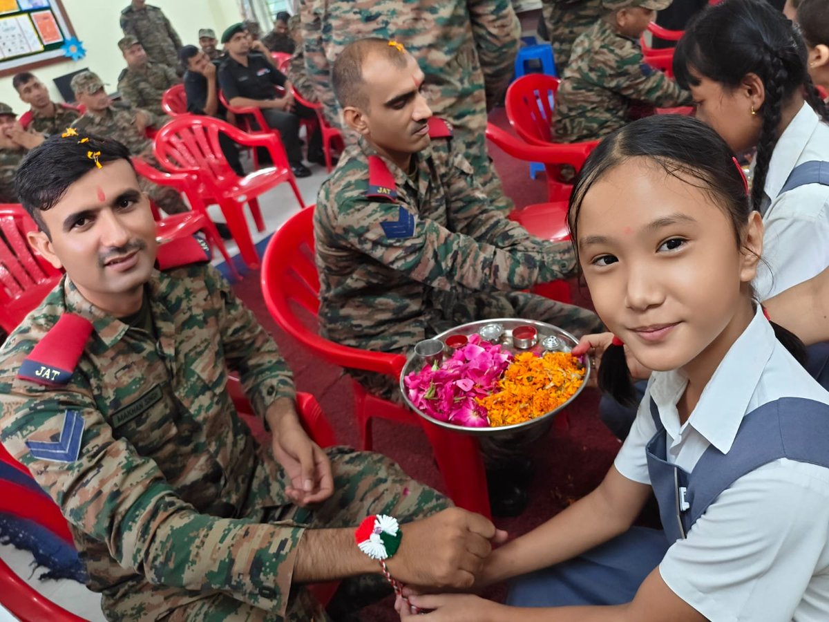 UBArea_IA's tweet photo. 🇮🇳 ONE RAKHI. ONE PROMISE. ONE NATION.

What happens when tiny hands tie a thread around the wrists of India’s defenders? A bond stronger than blood is born.

At Army Public School, Bareilly, little angels tied Rakhis to Indian Army soldiers — turning a simple thread into a powerful pledge of love, gratitude and protection.

This Raksha Bandhan, they didn’t just celebrate a festival. They saluted the warriors who stand between the Nation and every threat.

The bond is emotional. The resolve is unbreakable. Jai Hind!

#RakshaBandhan #रक्षाबंधन #RakhiForSoldiers #सैनिकोंकीराखी #APSBareilly #ArmyPublicSchool #IndianArmy #भारतीयसेना #JaiHind #BharatRakshaParv
@adgpi @panchshulpulse @PRODefDehradun @suryacommand @IbexRadioTarana @radioibextarana @voiceofspiti @voiceofkinnaur  @ProDefLko @SpokespersonMoD @DefMinIndia