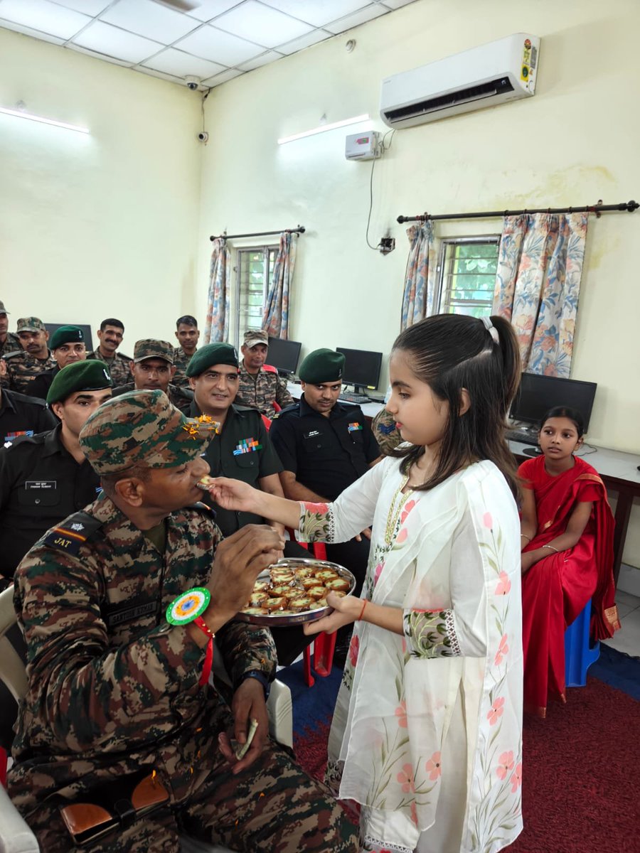 UBArea_IA's tweet photo. 🇮🇳 ONE RAKHI. ONE PROMISE. ONE NATION.

What happens when tiny hands tie a thread around the wrists of India’s defenders? A bond stronger than blood is born.

At Army Public School, Bareilly, little angels tied Rakhis to Indian Army soldiers — turning a simple thread into a powerful pledge of love, gratitude and protection.

This Raksha Bandhan, they didn’t just celebrate a festival. They saluted the warriors who stand between the Nation and every threat.

The bond is emotional. The resolve is unbreakable. Jai Hind!

#RakshaBandhan #रक्षाबंधन #RakhiForSoldiers #सैनिकोंकीराखी #APSBareilly #ArmyPublicSchool #IndianArmy #भारतीयसेना #JaiHind #BharatRakshaParv
@adgpi @panchshulpulse @PRODefDehradun @suryacommand @IbexRadioTarana @radioibextarana @voiceofspiti @voiceofkinnaur  @ProDefLko @SpokespersonMoD @DefMinIndia