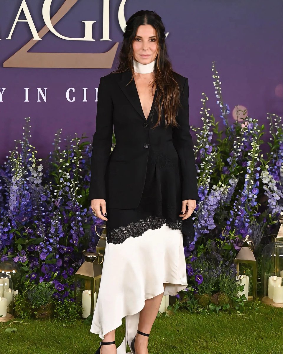bullocksource's tweet photo. Sandra Bullock at the #PracticalMagic2 photocall in London today. https://t.co/uHre1DxH5i