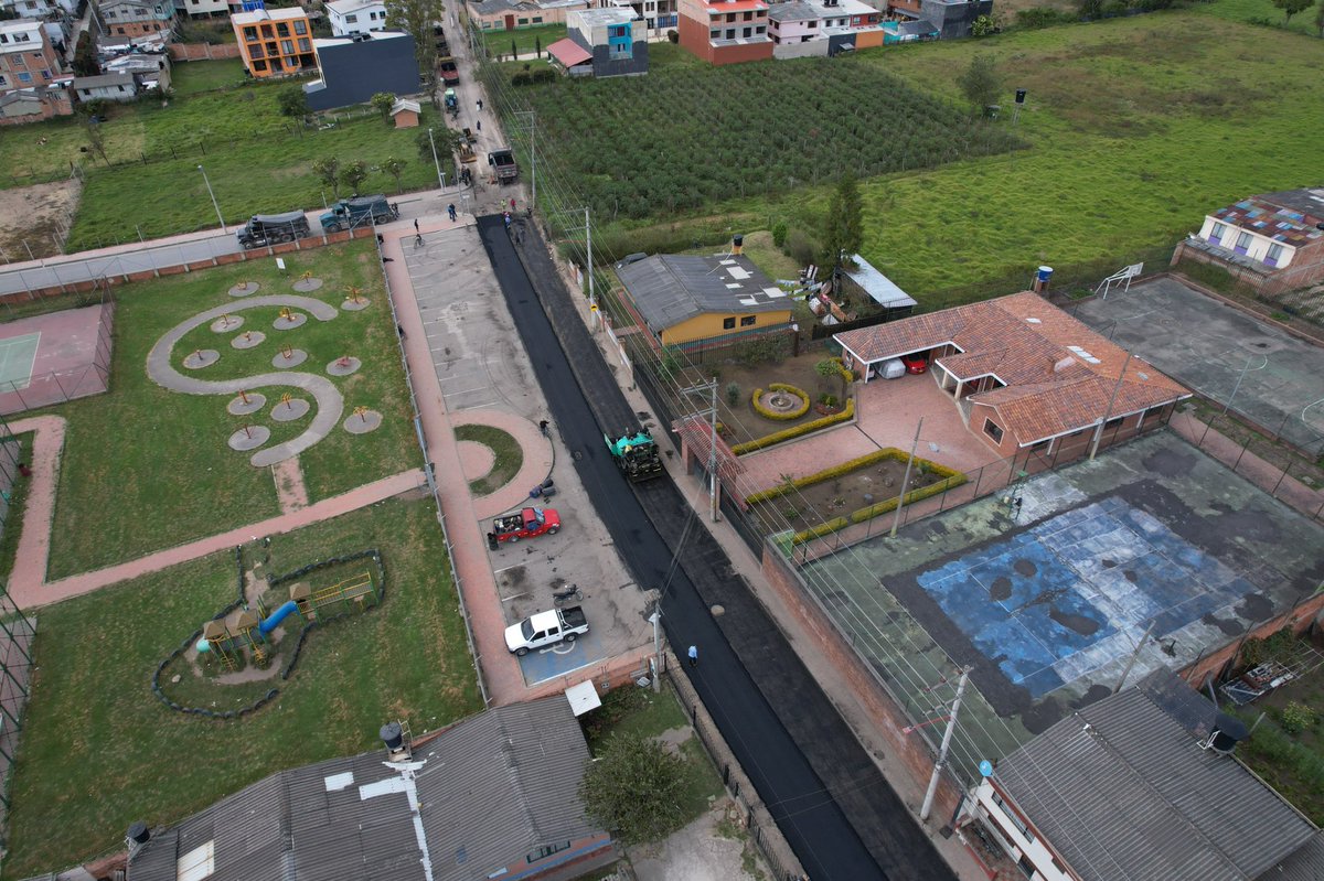 ICCUGOB's tweet photo. La Unidad de Mantenimiento Vial llegó al 100 % en el tramo Tabio–Subachoque, invirtiendo $5.258 millones en 4,5 km atendidos para asegurar la conservación y la movilidad de la vía. #Cundinamarca #MásDeMilObras https://t.co/oAs5iEZ81s