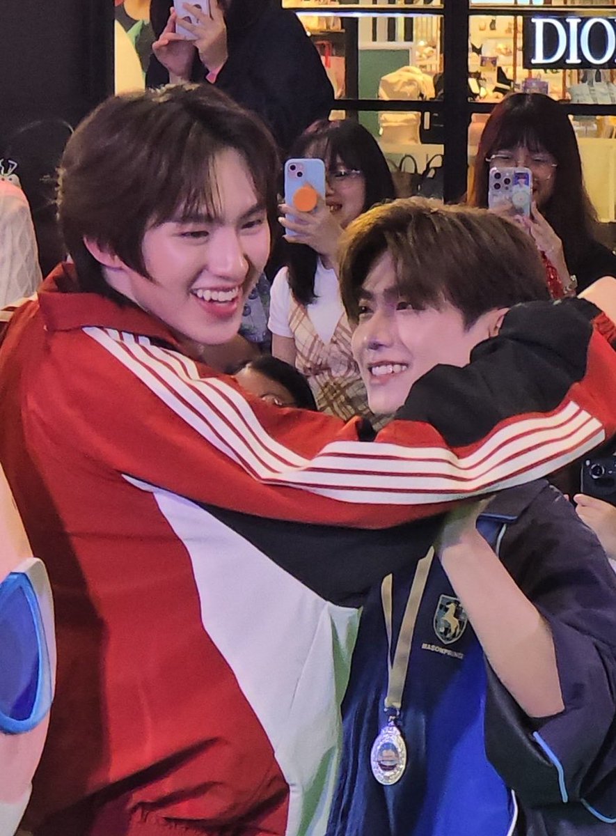lovfoxberry's tweet photo. STAND UP BRO 😭 the way he looks at kong like he personally put the stars in the sky??? HE IS GONE

TMK AT THE MALL LIFESTORE AFTER MATCH
#TheMallNgamwongwanXThomasKong https://t.co/pZOUh5EP8Q