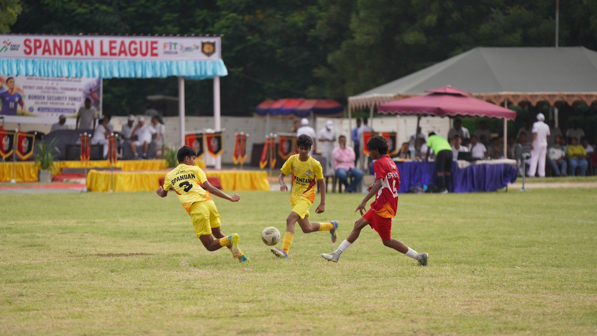 BSF_Gujarat's tweet photo. ⚽🇮🇳𝐁𝐒𝐅 𝐆𝐮𝐣𝐚𝐫𝐚𝐭 𝐂𝐨𝐧𝐜𝐥𝐮𝐝𝐞𝐬 𝐒𝐩𝐚𝐧𝐝𝐚𝐧 𝐋𝐞𝐚𝐠𝐮𝐞 𝐃𝐢𝐬𝐭𝐫𝐢𝐜𝐭-𝐋𝐞𝐯𝐞𝐥 𝐅𝐨𝐨𝐭𝐛𝐚𝐥𝐥 𝐓𝐨𝐮𝐫𝐧𝐚𝐦𝐞𝐧𝐭 𝟐𝟎𝟐𝟔.
⚽🏆

After three days of spectacular and thrilling football matches, marked by outstanding talent, determination and true sportsmanship, the #Spandan League District-Level Football Tournament 2026 successfully concluded today, 27 August 2026, at the BSF Campus, Gandhinagar.

Featuring six competitive teams from the Gandhinagar region, the tournament provided a vibrant platform for young footballers to showcase their skills, competitive spirit and sporting excellence.

To honour their exceptional performances, championship trophies, medals and special individual awards were presented to the finalists and outstanding players of the tournament.

#SAI
#FitIndia 
#KheloIndia 
#SpandanLeague
#NationBuilding
#YouthEmpowerment