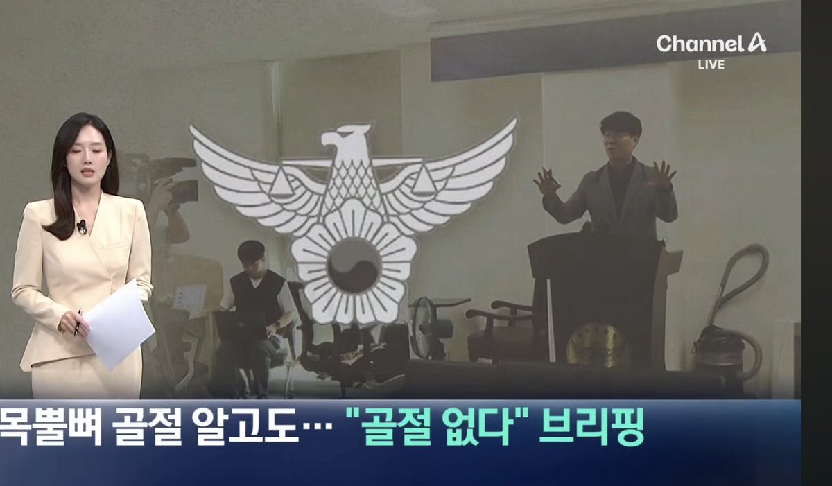 MechMachina's tweet photo. 야자수 줄기에 44kg 성인 여성이 매달려 사망한 사건에서  목뿔뼈(설골) 골절 유무는 자살과 타살을 가르는 핵심 법의학적 지표다.

1. 목뿔뼈 골절이 없는 경우 (자살 가능성 높음)
야자수는 탄성이 뛰어나 하중이 가해지면 휘어지면서 순간 충격을 흡수한다. 또한 젊은 층은 목뿔뼈의 연골 비율이 높아 압력을 받아도 잘 부러지지 않는다. 실제로 일반 목매달림 사망자의 70~80%는 목뿔뼈 골절이 나타나지 않으며, 충격을 완화하는 야자수 환경에서는 골절이 없는 것이 법의학적으로 지극히 자연스럽다. 따라서 골절이 없다고해서 타살로 단정할 수 없다.

2. 목뿔뼈 골절이 확인된 경우 (타살 후 위장 가능성 높음)
반대로 목뿔뼈 골절이 확인되었다면 상황은 정반대로 뒤바뀐다. 흔들림과 완충 작용이 있는 야자수 구조상, 단순히 체중으로 매달린 것만으로는 목 정면 국소 부위에 뼈가 부러질 만큼의 압력이 들어가기 어렵다.
목뿔뼈 골절은 손으로 목을 강하게 누르거나(교살) 끈으로 목 정면을 직접 압박할 때 높은 확률(50~80%)로 발생한다. 따라서 야자수에 매달린 시신에서 목뿔뼈 골절이 발견되었다면, 누군가 먼저 목을 졸라 살해한 뒤 자살로 위장하기 위해 시신을 매달았을 가능성을 강력하게 의심해야 한다.

결론
야자수 환경의 목매달림 사건은 목뿔뼈 골절 유무가 판가름한다. 골절이 없다면 전형적인 목매달림 양상이지만, 목뿔뼈 골절이 존재한다면 타살 후 자살 위장 범죄일 확률이 매우 높다.