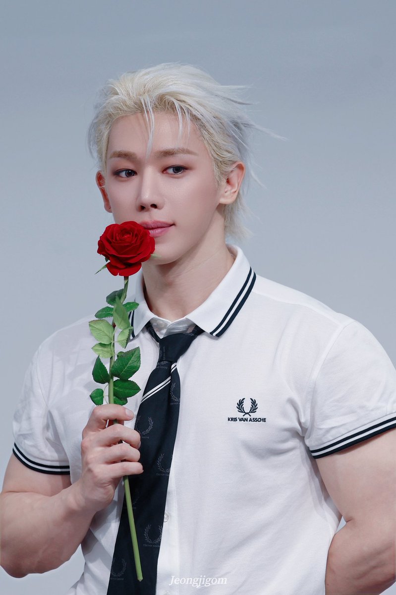Jeongjigom's tweet photo. 260823 위드뮤 대면 팬싸

꽃이 그러니까 두 송이인 거죠?

#WONHO #원호 https://t.co/IavHMAhICu