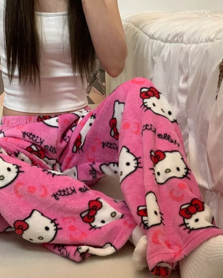itsfromhel's tweet photo. Por que ninguém fala a sensação que é dormir com uma calça da Hello Kitty a noite toda? https://t.co/33POuSTaU5