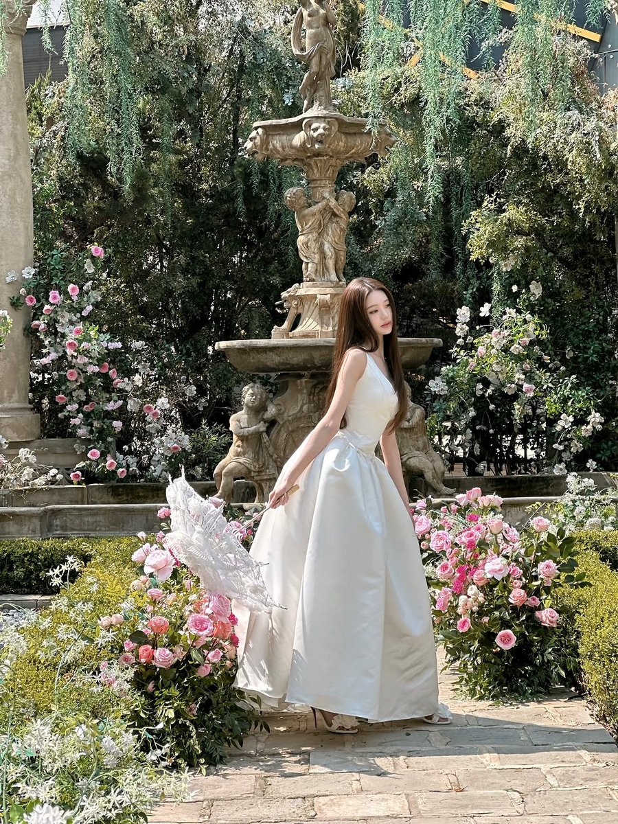 wonyouag's tweet photo. lady of the sun. https://t.co/lHTO1QDFVJ