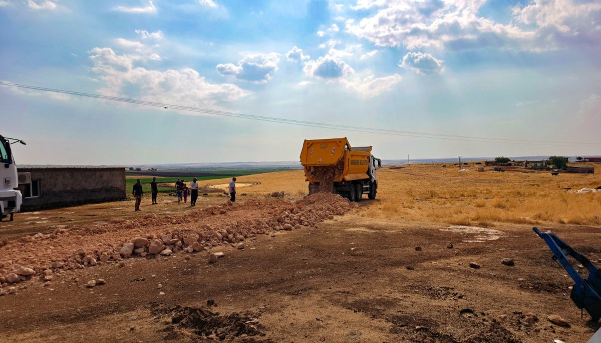 viransehir_bld's tweet photo. KUMBEKİR MEZRASINDA YOL ÇALIŞMASI

Kırsal mahallelerimizde ulaşım koşullarını iyileştirmek amacıyla çalışmalarımızı kesintisiz sürdürüyoruz.

Bu kapsamda, Kırsal Hizmetler Müdürlüğü ekiplerimiz tarafından Gözeli Mahallesi Kumbekir Mezrası’nda stabilize yol çalışması gerçekleştirildi. Çalışmayla birlikte mezra yolunun ulaşım açısından daha elverişli hale getirilmesi sağlandı.