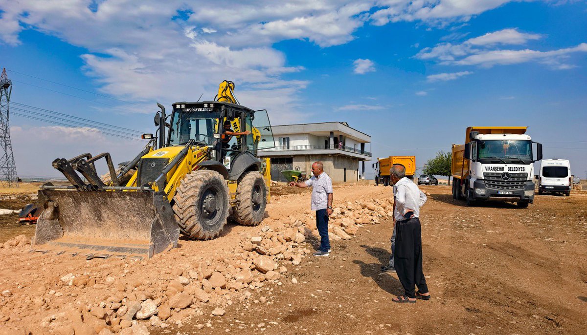 viransehir_bld's tweet photo. KUMBEKİR MEZRASINDA YOL ÇALIŞMASI

Kırsal mahallelerimizde ulaşım koşullarını iyileştirmek amacıyla çalışmalarımızı kesintisiz sürdürüyoruz.

Bu kapsamda, Kırsal Hizmetler Müdürlüğü ekiplerimiz tarafından Gözeli Mahallesi Kumbekir Mezrası’nda stabilize yol çalışması gerçekleştirildi. Çalışmayla birlikte mezra yolunun ulaşım açısından daha elverişli hale getirilmesi sağlandı.