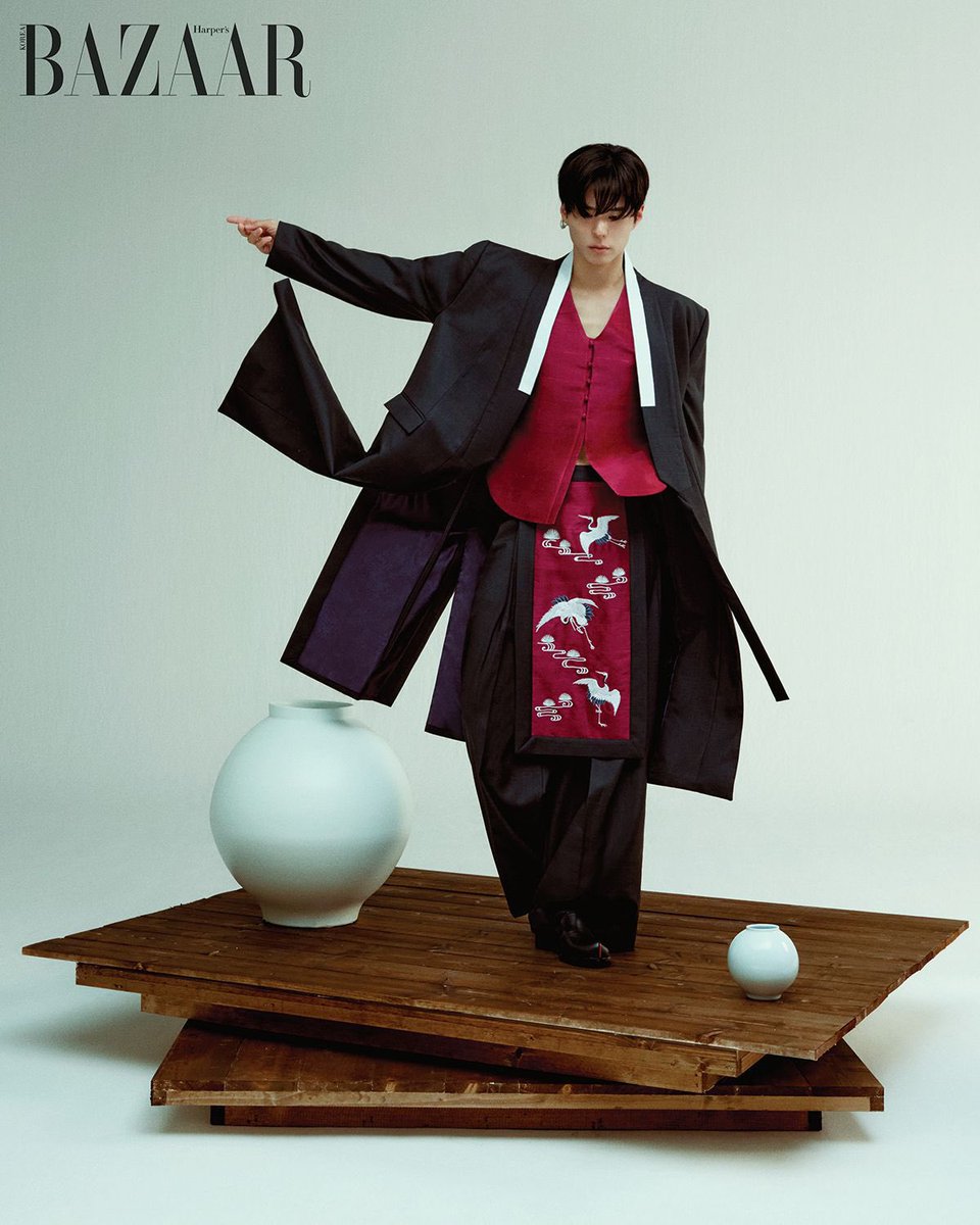 zagummy1's tweet photo. He embodies hanbok like no other https://t.co/kr0p0Cwz8K
