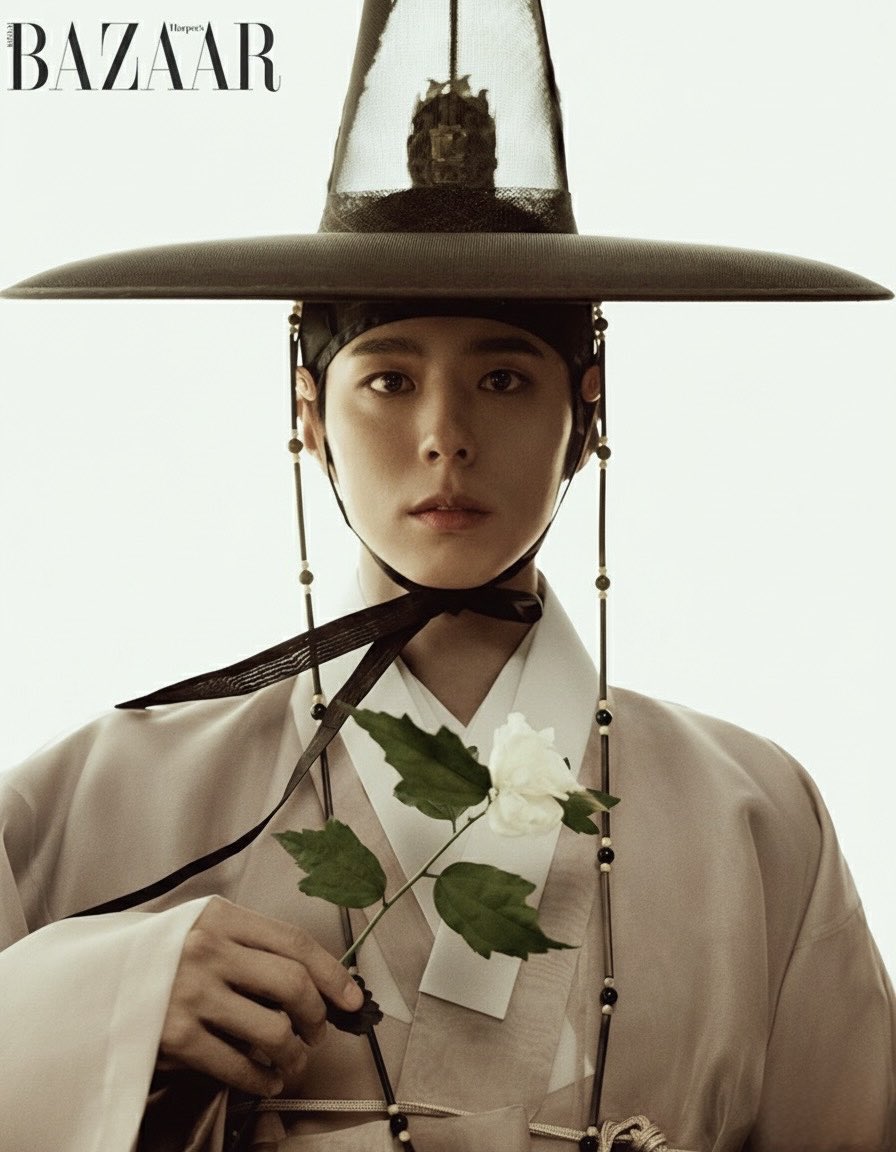 zagummy1's tweet photo. He embodies hanbok like no other https://t.co/kr0p0Cwz8K