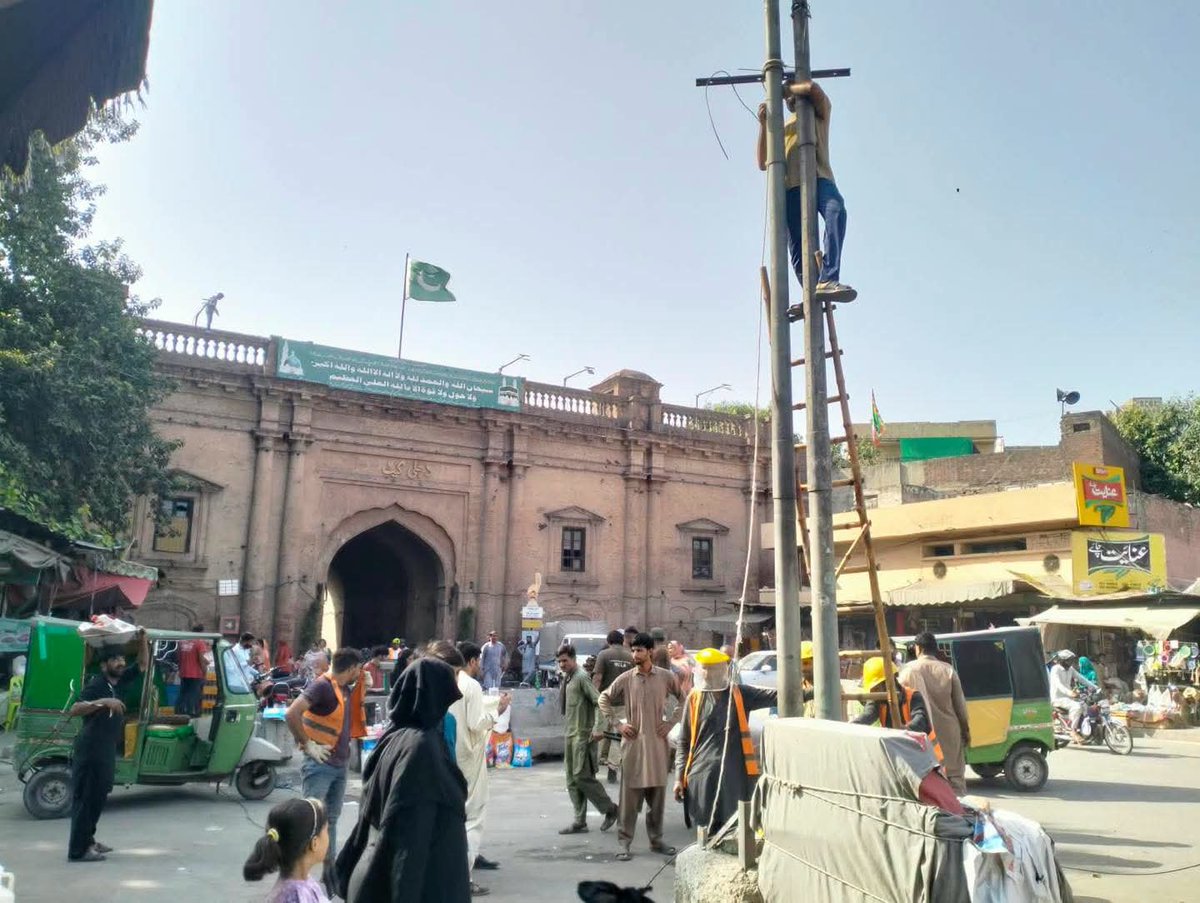 PWCAuthority_'s tweet photo. Dismantling of poles in front of Delhi Gate is underway.
#PWCA #PunjabWalledCitiesAndHeritageAreasAuthority #DelhiGate #LahoreHeritage @GovtofPunjabPK @cmopunjabpk @Marriyum_A https://t.co/axlXQm71Wy