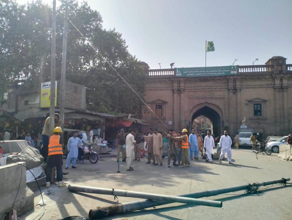 PWCAuthority_'s tweet photo. Dismantling of poles in front of Delhi Gate is underway.
#PWCA #PunjabWalledCitiesAndHeritageAreasAuthority #DelhiGate #LahoreHeritage @GovtofPunjabPK @cmopunjabpk @Marriyum_A https://t.co/axlXQm71Wy