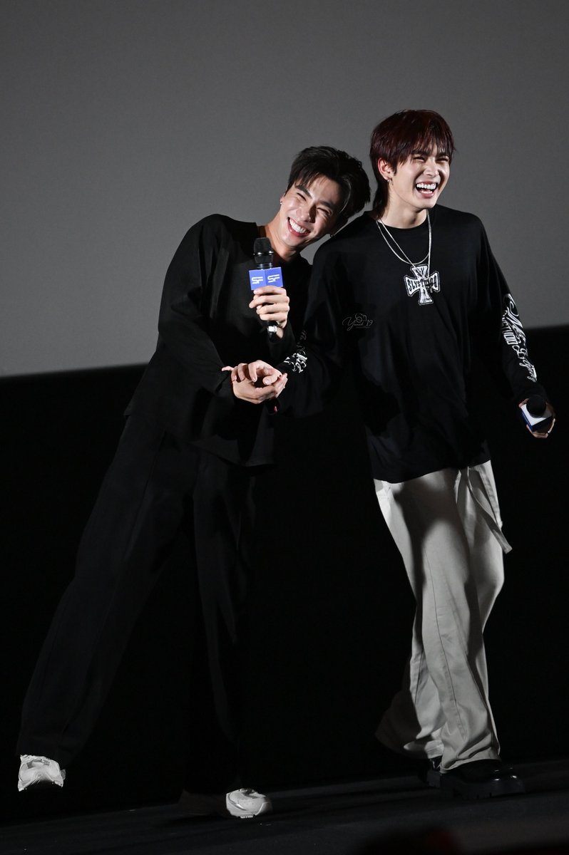 photobyyamed's tweet photo. เพิร์ธแซนต้าบรรยายหนัง

นี่หนังที่ผมเพิ่งดูไป เป็นหนังรักโรแมนติกเหรอ เราดูหนังเรื่องเดียวกันละเปล่าา 🤣🤣

PERTHSANTADOMIIA DOG STARS
#SFxPerthSantaDomiia #เพิร์ธแซนต้า
@perthppe @Ppsanta https://t.co/8WFUrobGd7