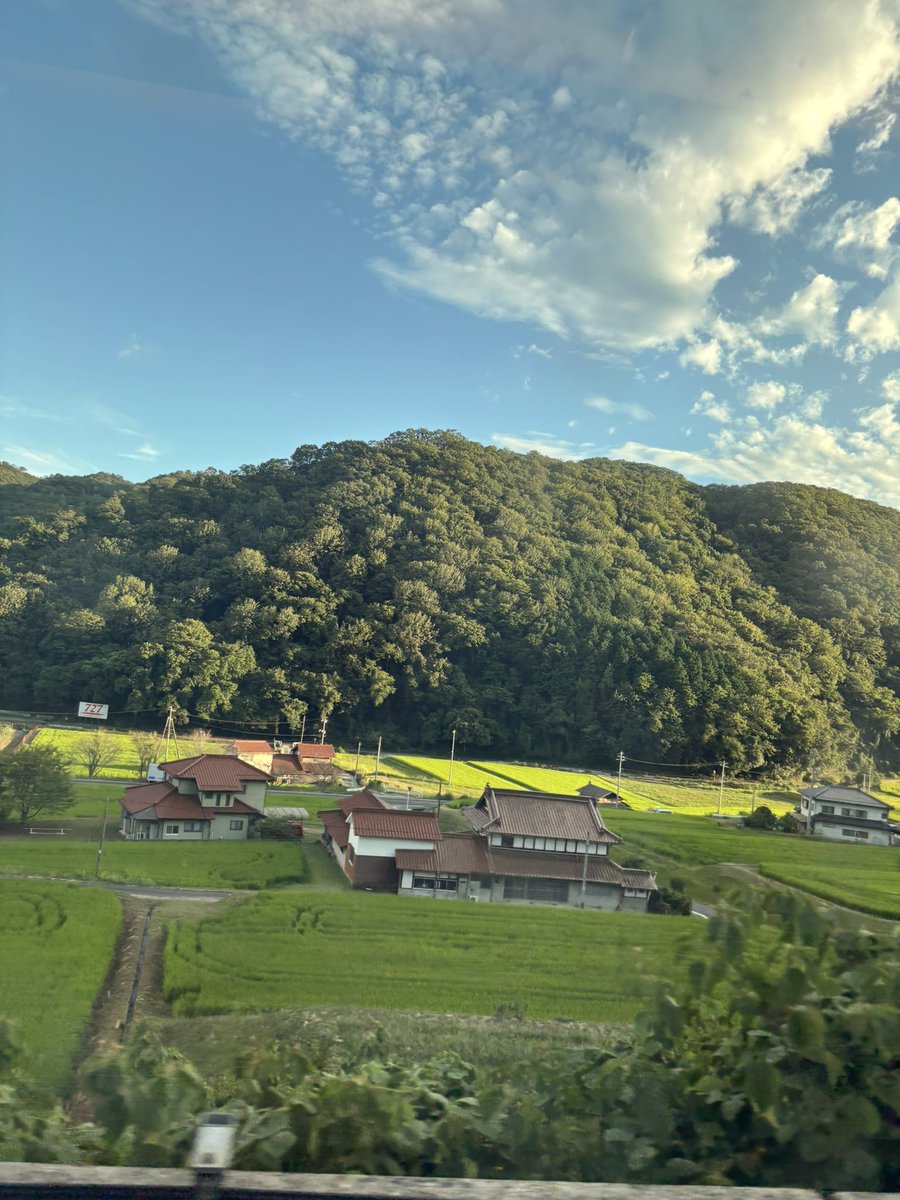 __ry125m's tweet photo. 新幹線から見えるこういう田舎(失礼)の景色も好きなんだな〜〜〜〜 https://t.co/HkhGpcruiJ