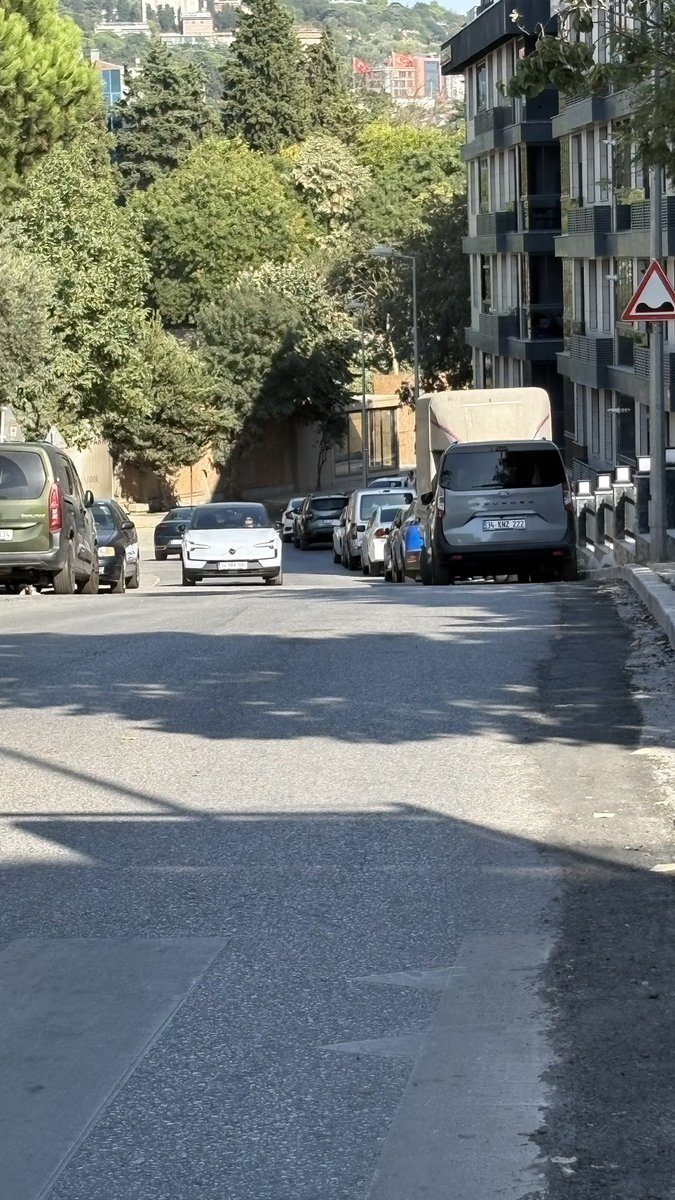 Beduze1907's tweet photo. @uskudarbld Selamlar Barbaros Mahallesi Sırmaperde Sokak Ay Konutları önünde Tek sıra halinde Karşılıklı Araçlar Park Ediyorlar ve Bu durumda İett Otobüsleri (14C,12C) geçemiyorlar bunun yanı sıra Kamyonlar da geçemiyor Burası için bir çözüm üretirsiniz mutlu oluruz https://t.co/PEz7tC9RdY