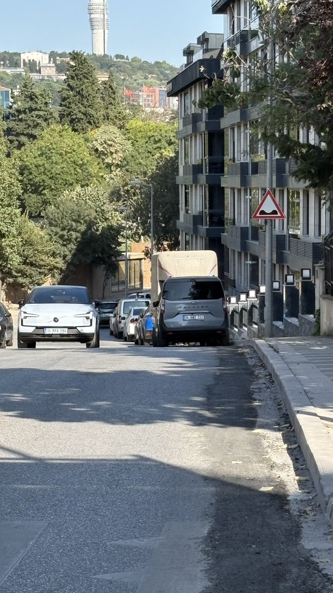 Beduze1907's tweet photo. @uskudarbld Selamlar Barbaros Mahallesi Sırmaperde Sokak Ay Konutları önünde Tek sıra halinde Karşılıklı Araçlar Park Ediyorlar ve Bu durumda İett Otobüsleri (14C,12C) geçemiyorlar bunun yanı sıra Kamyonlar da geçemiyor Burası için bir çözüm üretirsiniz mutlu oluruz https://t.co/PEz7tC9RdY