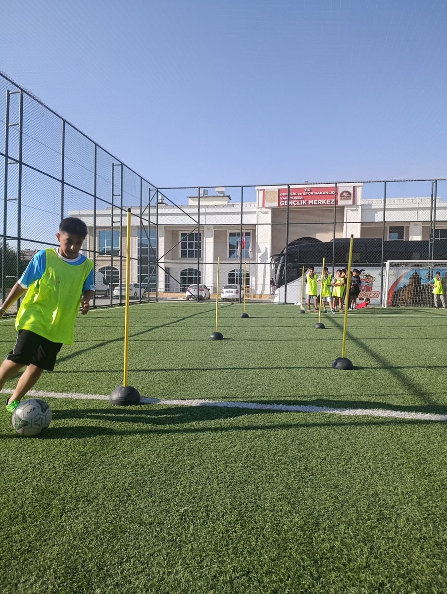 GSB_TusbaGM's tweet photo. ⚽ Gençlik Merkezimizde Futbol Kursu Devam Ediyor!

Gençlerimiz, futbol kursumuzda hem yeteneklerini geliştiriyor hem de sporun birleştirici gücüyle takım ruhunu öğreniyor. 🏆⚽

Gençlerimizi sporla buluşturmaya devam ediyoruz! 💪

#GençlikMerkezi #Futbol #Spor #GençlikVeSpor https://t.co/oOS4TF2cPo