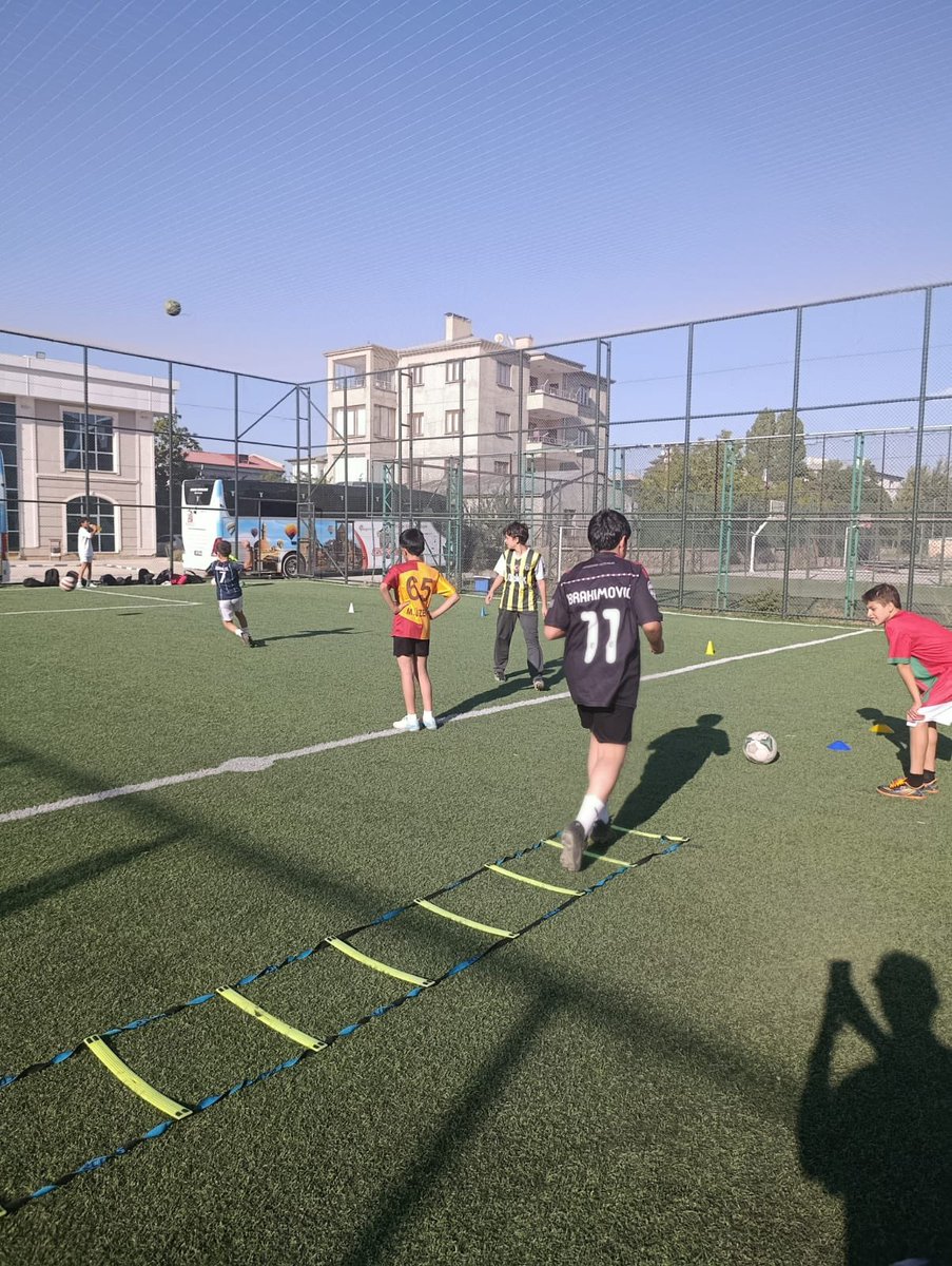 GSB_TusbaGM's tweet photo. ⚽ Gençlik Merkezimizde Futbol Kursu Devam Ediyor!

Gençlerimiz, futbol kursumuzda hem yeteneklerini geliştiriyor hem de sporun birleştirici gücüyle takım ruhunu öğreniyor. 🏆⚽

Gençlerimizi sporla buluşturmaya devam ediyoruz! 💪

#GençlikMerkezi #Futbol #Spor #GençlikVeSpor https://t.co/oOS4TF2cPo