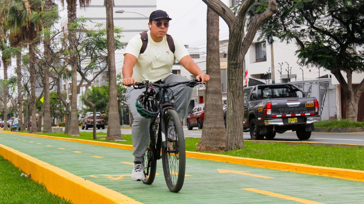 Carlos_Bruce's tweet photo. 🚲 Vecinos, ¡lo que empezamos, ya terminamos. La nueva ciclovía de la Av. Velasco Astete ya está lista! 

Son cerca de 2.5 km que se conectan con las ciclovías de Primavera y Las Nazarenas. Los invito a recorrerla y disfrutar de una alternativa segura para movilizarnos por Surco. 🚦

Porque una ciudad mejor conectada también mejora la calidad de vida. Y ese es el camino que debemos seguir construyendo para Lima.

#SurcoEstáMejorYSeNota #CarlosBruce #TechitoBruce