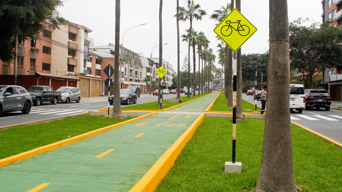 Carlos_Bruce's tweet photo. 🚲 Vecinos, ¡lo que empezamos, ya terminamos. La nueva ciclovía de la Av. Velasco Astete ya está lista! 

Son cerca de 2.5 km que se conectan con las ciclovías de Primavera y Las Nazarenas. Los invito a recorrerla y disfrutar de una alternativa segura para movilizarnos por Surco. 🚦

Porque una ciudad mejor conectada también mejora la calidad de vida. Y ese es el camino que debemos seguir construyendo para Lima.

#SurcoEstáMejorYSeNota #CarlosBruce #TechitoBruce