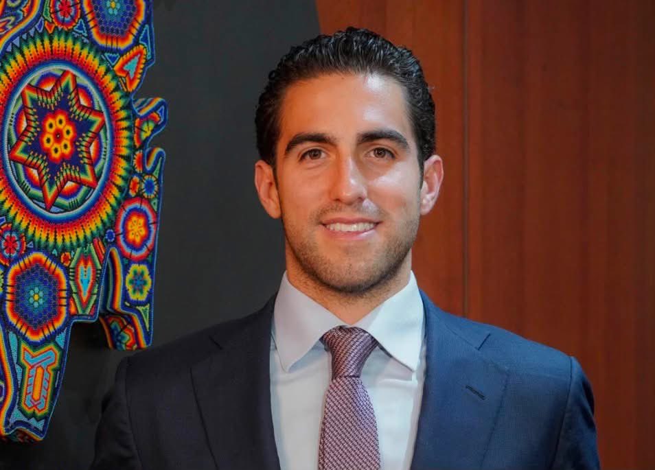 VigiaCiudadano7's tweet photo. GINO SEGURA DE EMPLEADO PÚBLICO A MILLONARIO.

Departamento de 2 millones de dólares en una de las zonas más exclusivas de Cancún, zapatos Loro Piana de 50,000 pesos, 13 cafeterías a su nombre, autos y camionetas de lujo y como lo documenta la Agencia de Seguridad Estadounidense y Autoridades Aeroportuarias, Gino Segura es uno de los principales usuarios de los Jets privados que usan los príncipes y los jeques árabes, su riqueza y ostentocidad contrastan con su sueldo, su riqueza y modo de vida son inexplicables, enriquecimiento ilícito se le acusa y es que a su paso por SEFIPLAN, realizó cientos de contratos a sobreprecio, otorgó contratos millonarios a amistades y familiares, todo dio como resultado un enriquecimiento millonario según se puede constatar con datos del Registro Público del Comercio, pero ¿como es que Gino Seguro amasó una fortuna en tan poco tiempo? La respuesta es lógica, con el dinero de los Quintanarroenses, el dinero de los impuestos de la Secretaria de Finanzas, donde era el encargado de cobrar el Impuesto a los Contribuyentes de Quintana Roo, el banco del Gobierno del Estado. 

Este príncipe, este jeque Quintanarroense, faltó a los principios que enarboló Andrés Manuel López Obrador: No robar, No traicionar y No mentir al pueblo. 
GINO SEGURO HIZO TODO LO CONTRARIO.